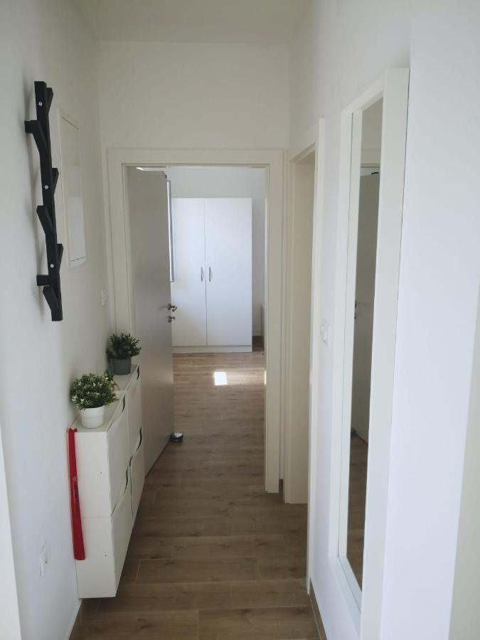 Matek Family & Studio Apartment Рованиска Екстериор снимка