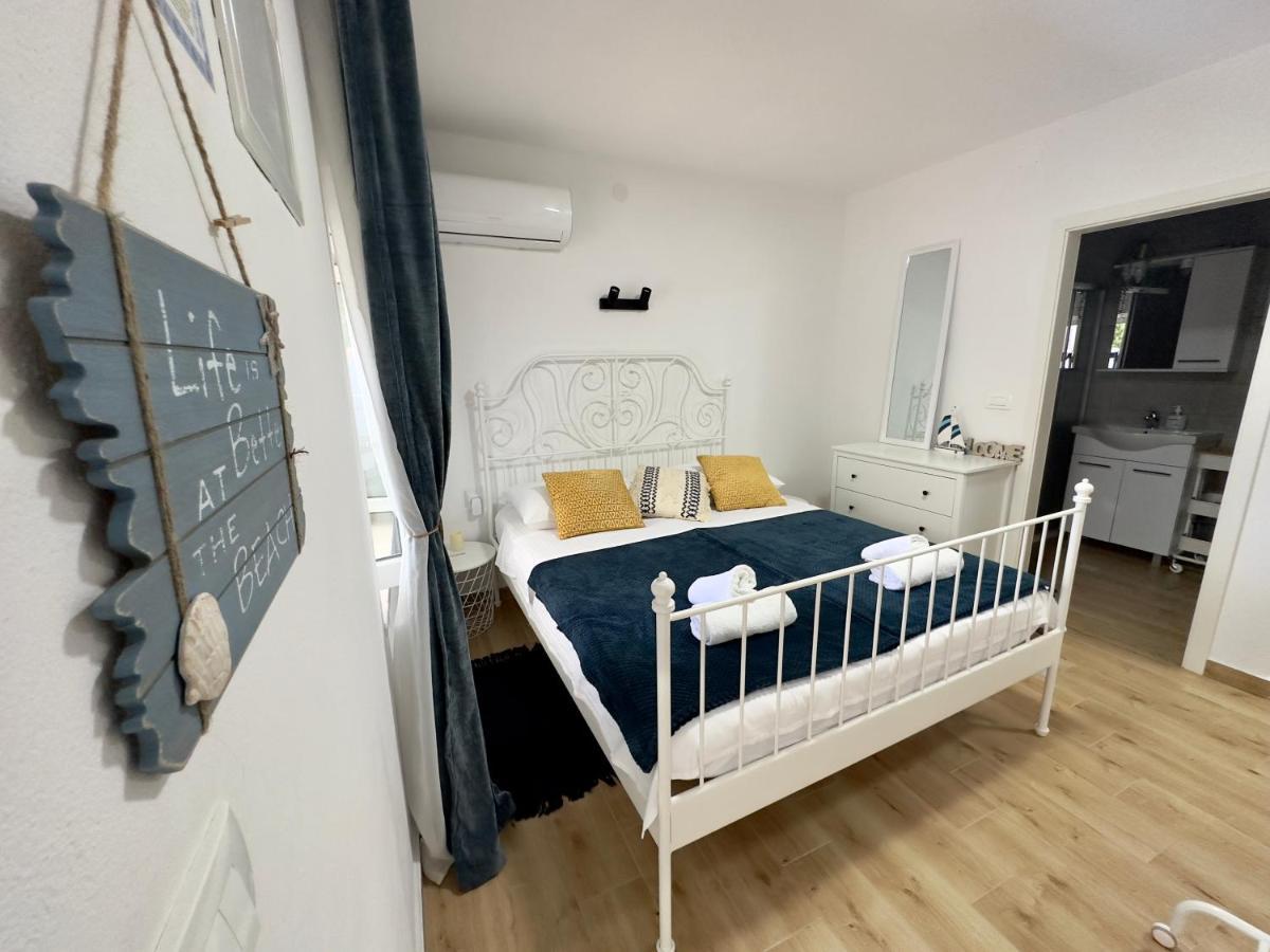 Matek Family & Studio Apartment Рованиска Екстериор снимка