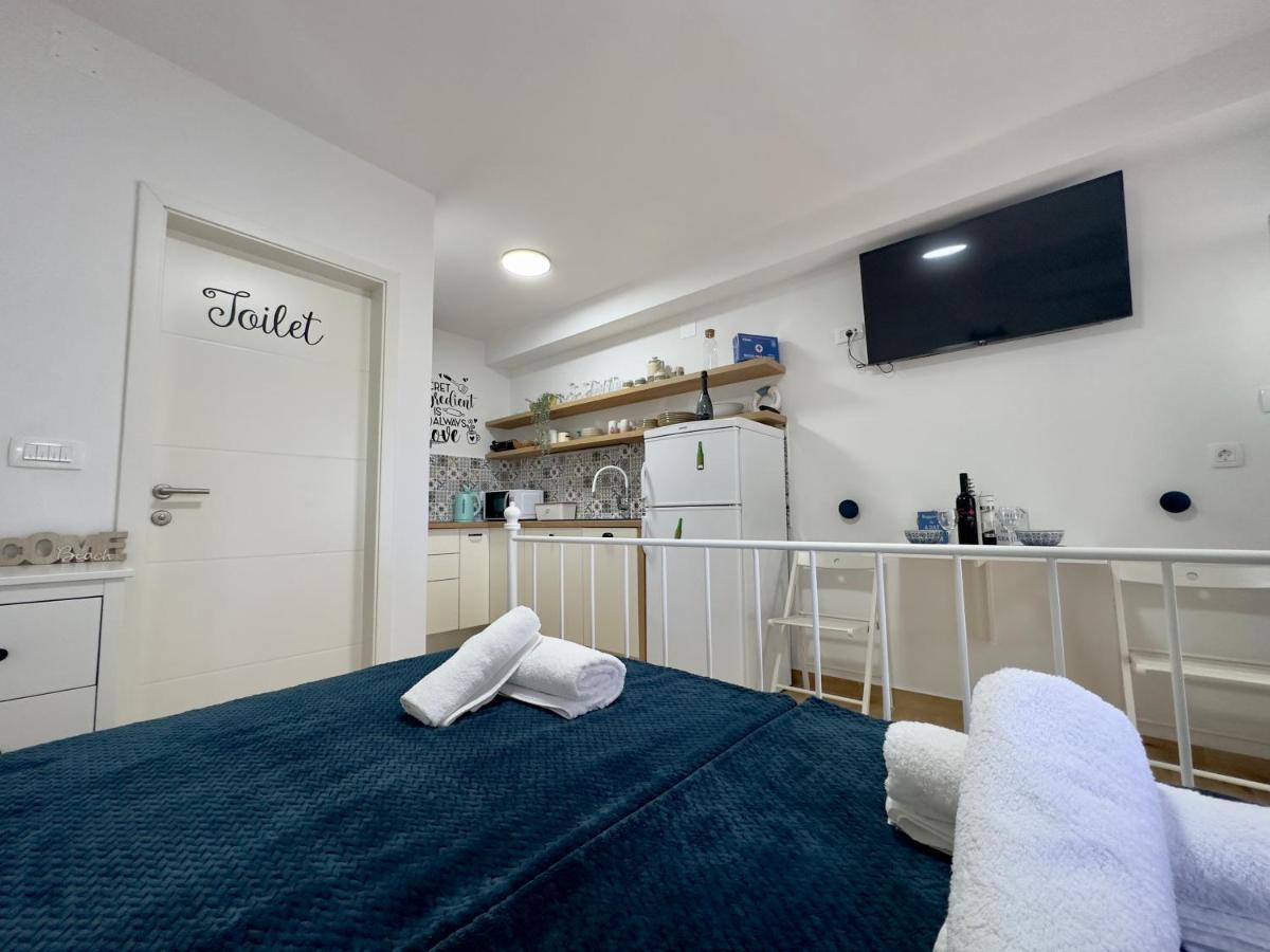 Matek Family & Studio Apartment Рованиска Екстериор снимка