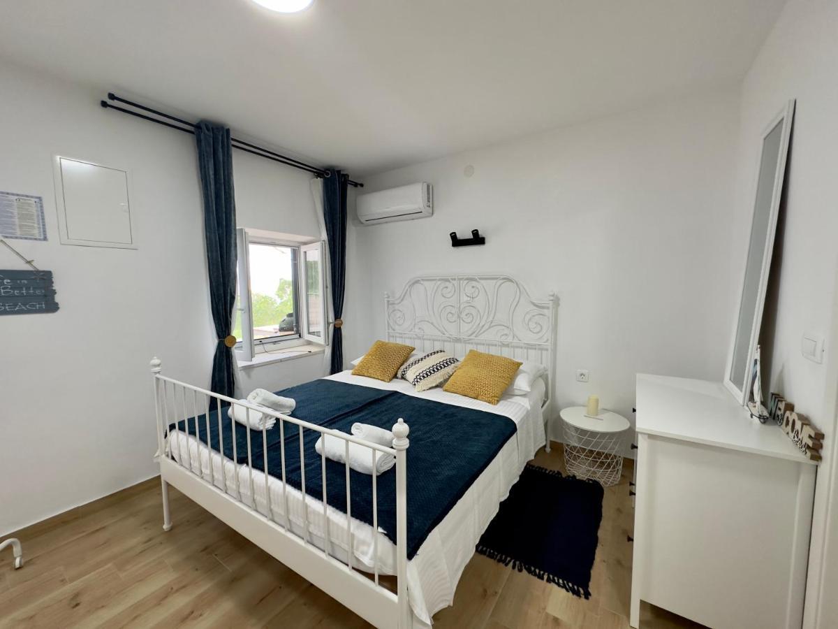 Matek Family & Studio Apartment Рованиска Екстериор снимка