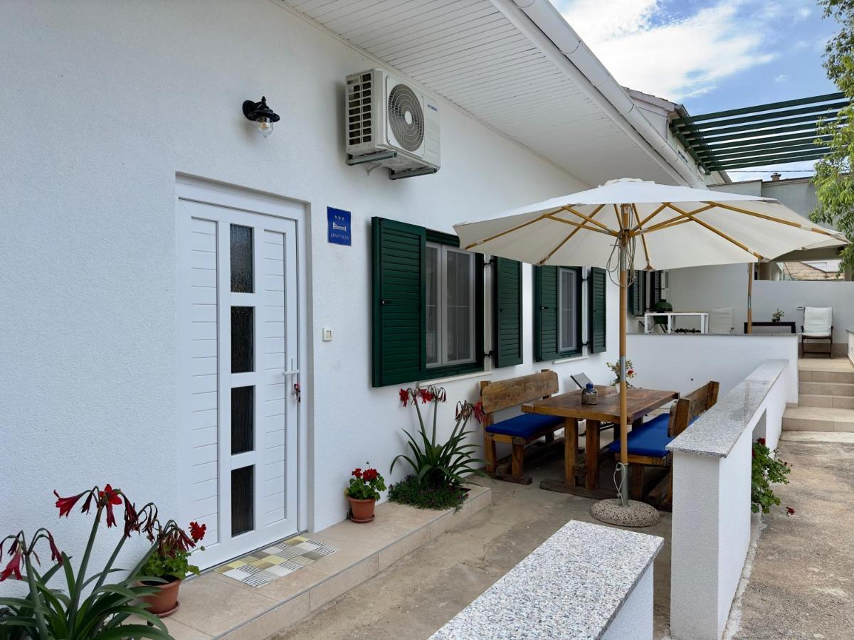 Matek Family & Studio Apartment Рованиска Екстериор снимка