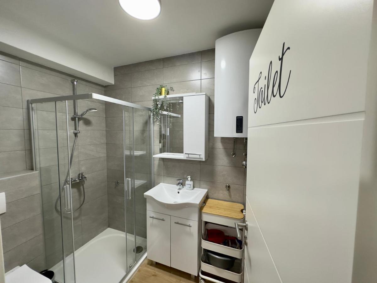 Matek Family & Studio Apartment Рованиска Екстериор снимка