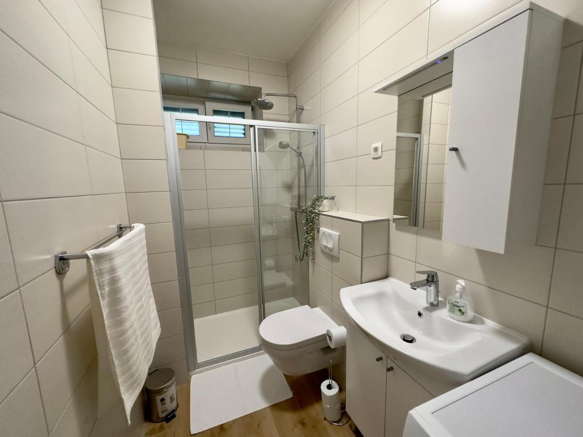 Matek Family & Studio Apartment Рованиска Екстериор снимка