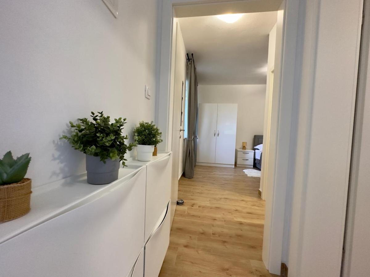 Matek Family & Studio Apartment Рованиска Екстериор снимка