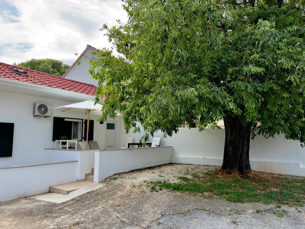 Matek Family & Studio Apartment Рованиска Екстериор снимка