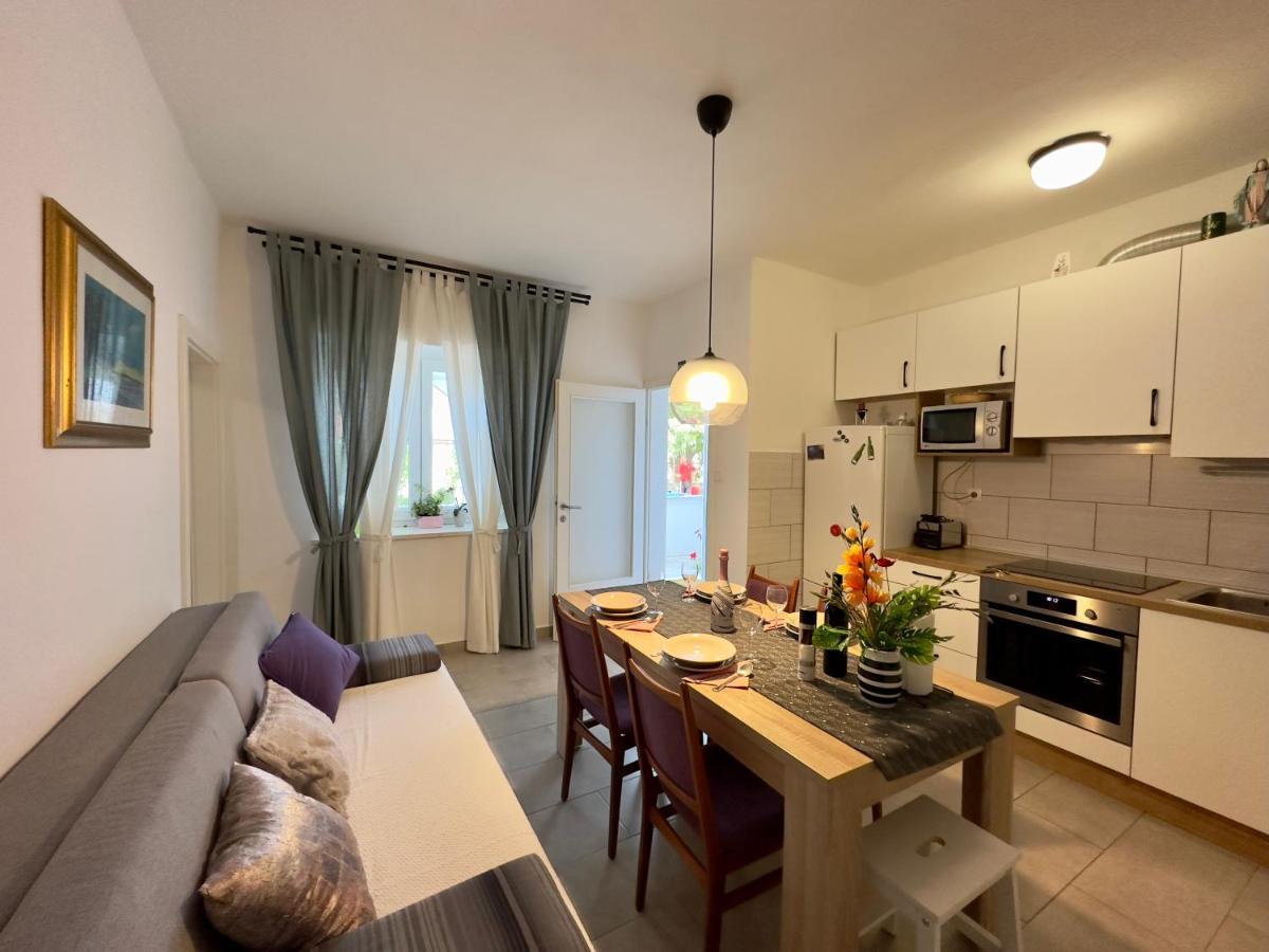 Matek Family & Studio Apartment Рованиска Екстериор снимка