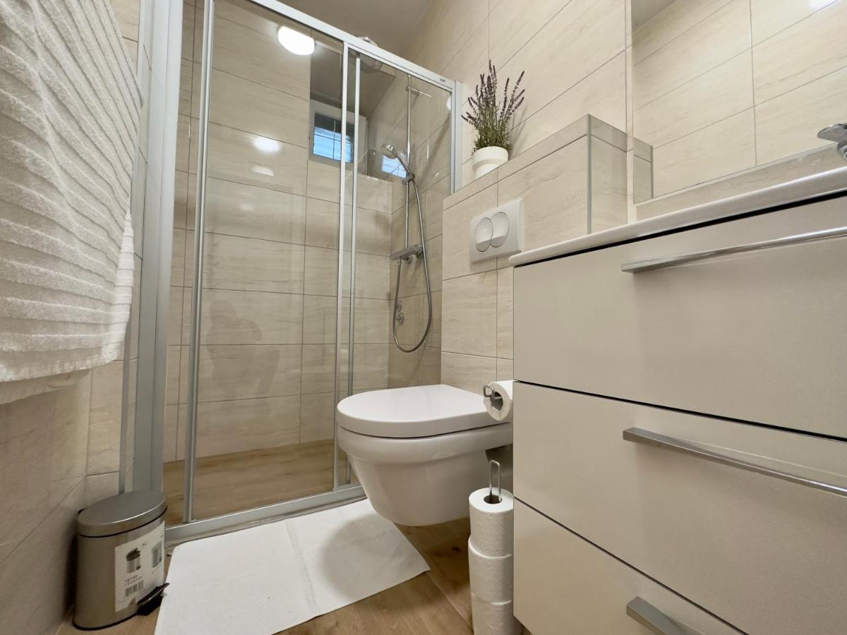 Matek Family & Studio Apartment Рованиска Екстериор снимка