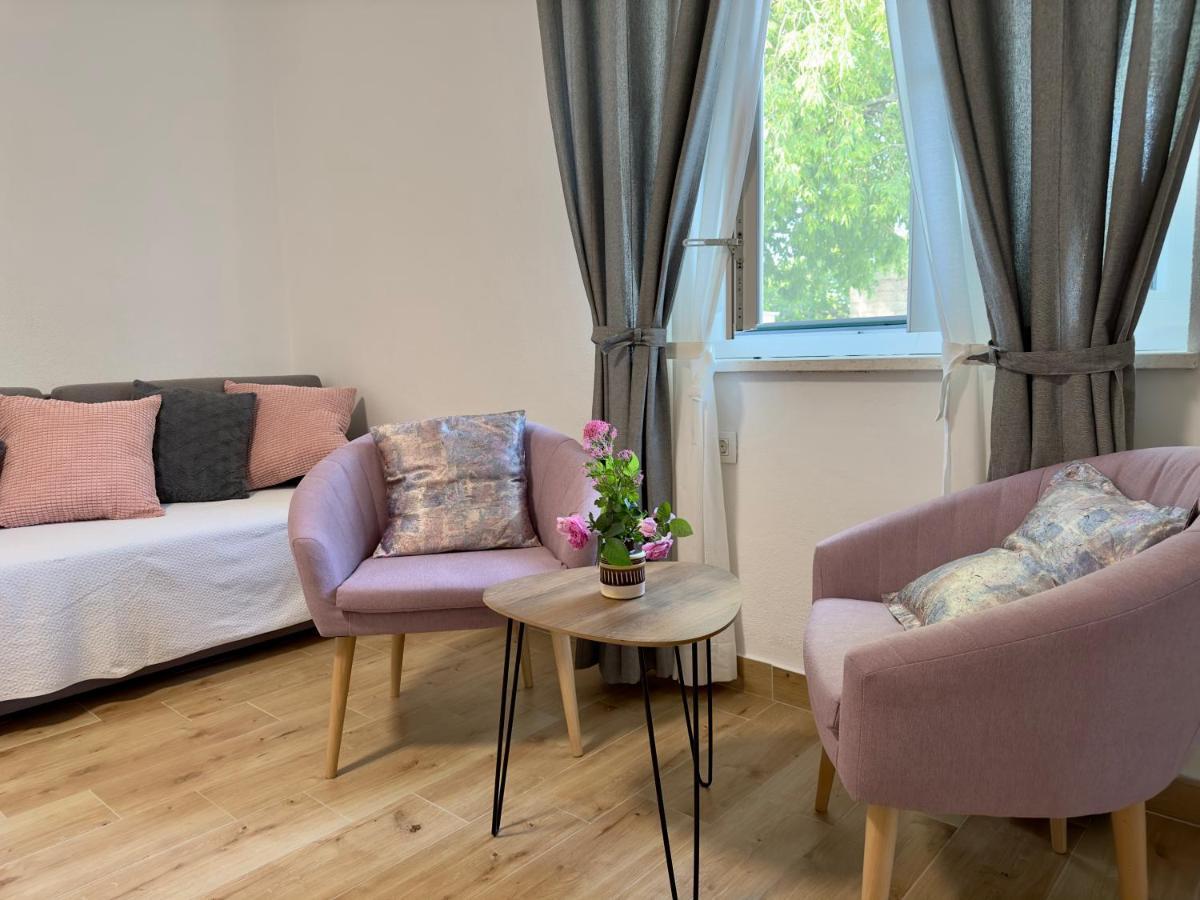 Matek Family & Studio Apartment Рованиска Екстериор снимка
