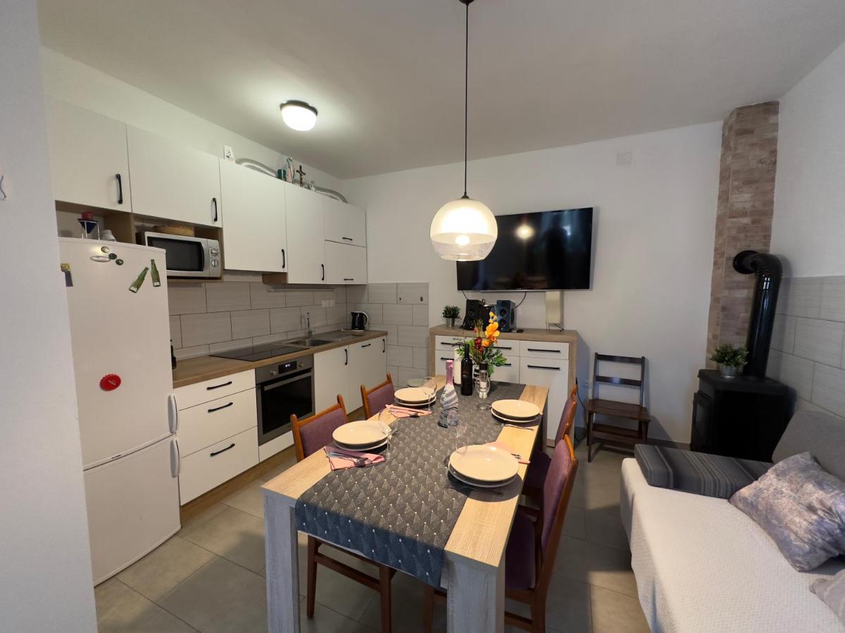 Matek Family & Studio Apartment Рованиска Екстериор снимка