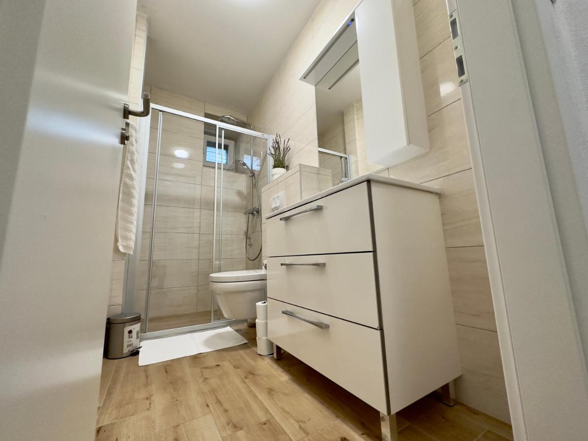 Matek Family & Studio Apartment Рованиска Екстериор снимка