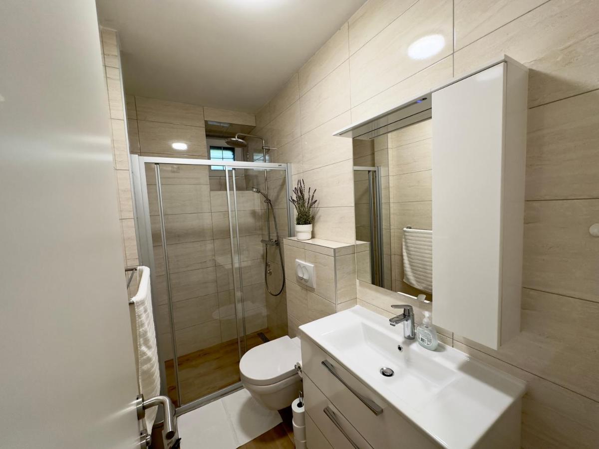Matek Family & Studio Apartment Рованиска Екстериор снимка