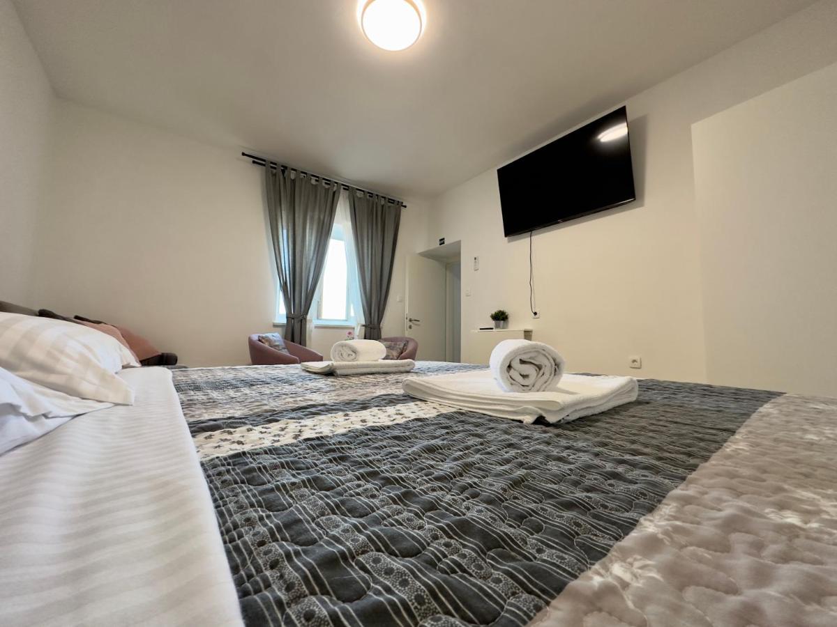 Matek Family & Studio Apartment Рованиска Екстериор снимка