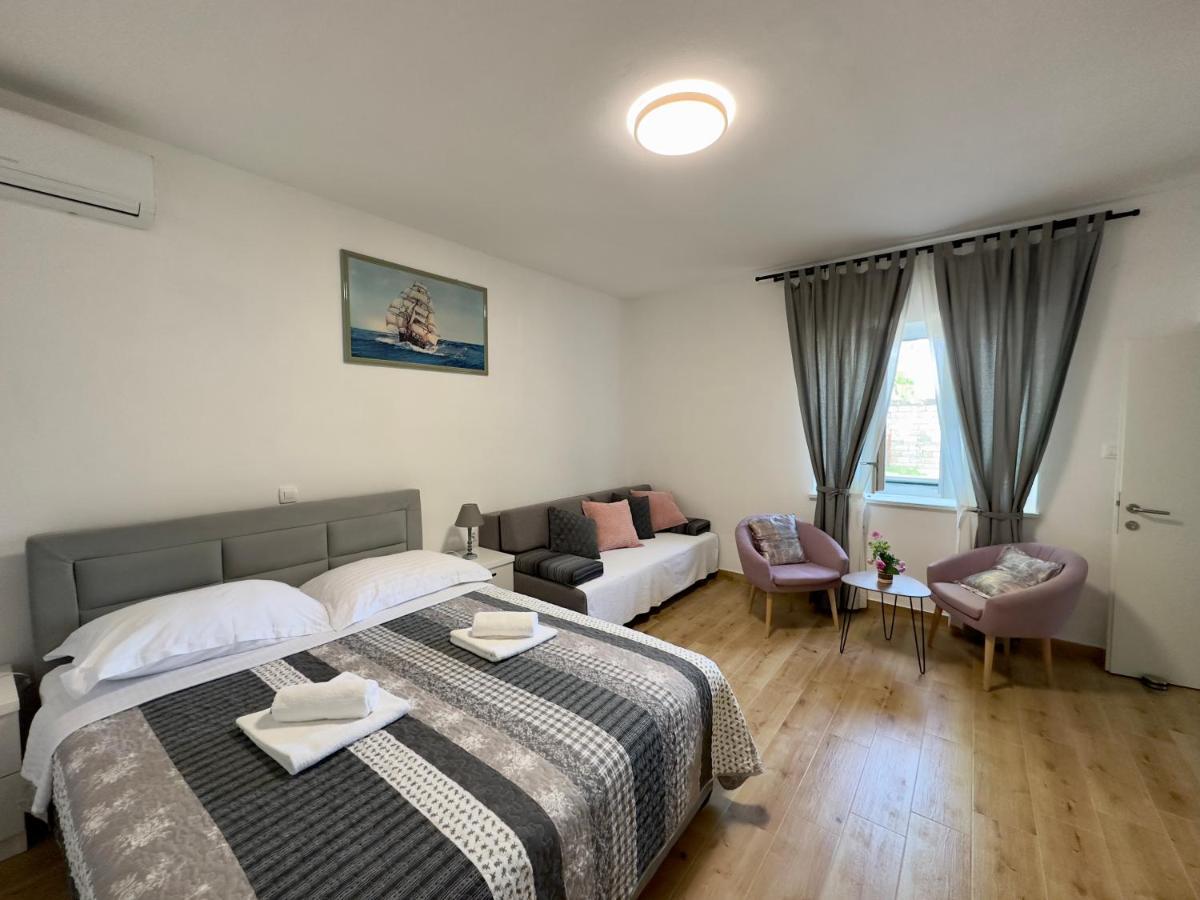 Matek Family & Studio Apartment Рованиска Екстериор снимка