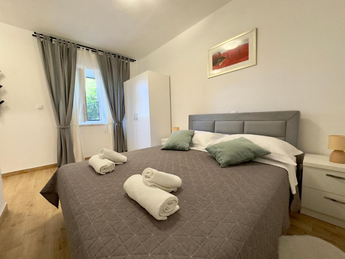 Matek Family & Studio Apartment Рованиска Екстериор снимка