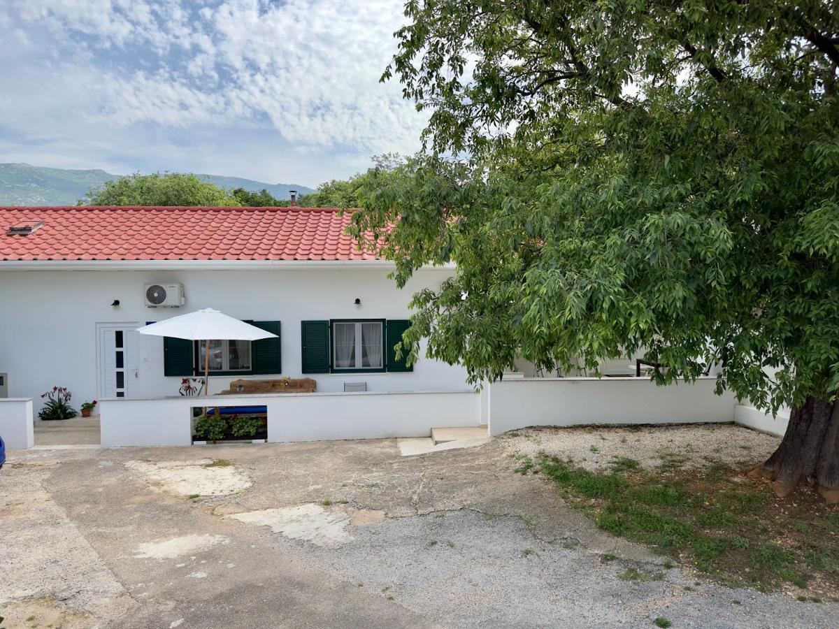 Matek Family & Studio Apartment Рованиска Екстериор снимка